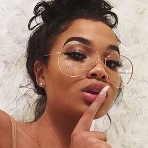 Meet your Posher, Klair